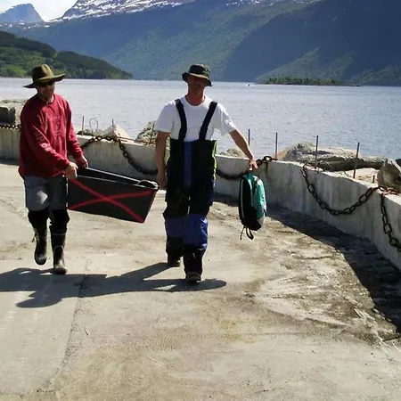 10 Person In Eidsvag Nyaraló Rød