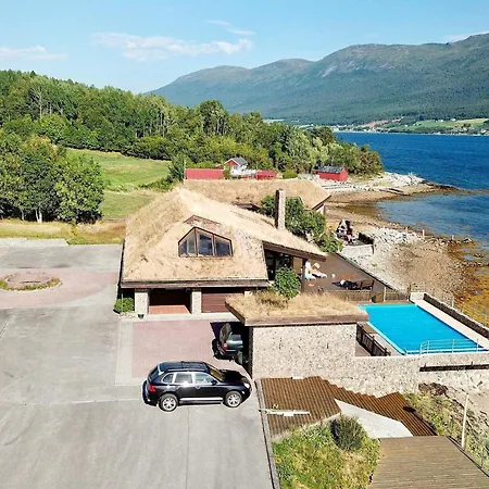 10 Person In Eidsvag Rød