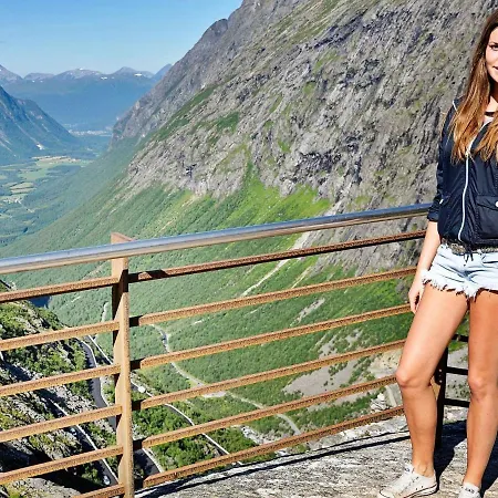 10 Person In Eidsvag Rød