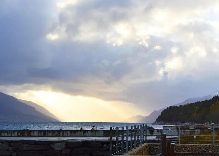 10 Person In Eidsvag Rød