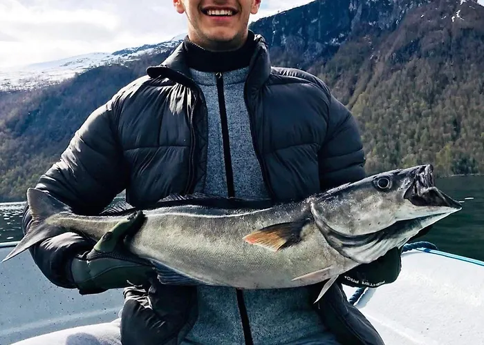 10 Person In Eidsvag Rød