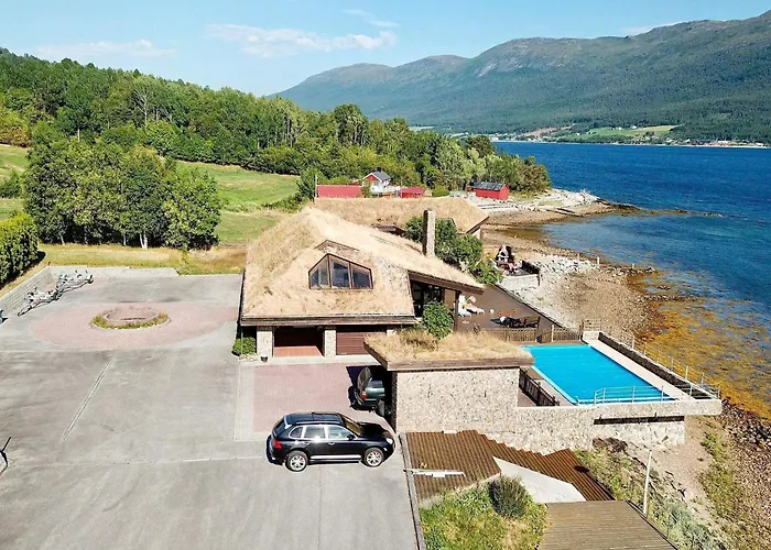 10 Person In Eidsvag Rød